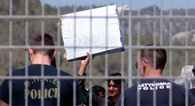Протестиращи се опитаха да спрат депортация на имигранти от Гърция в Турция (видео)
