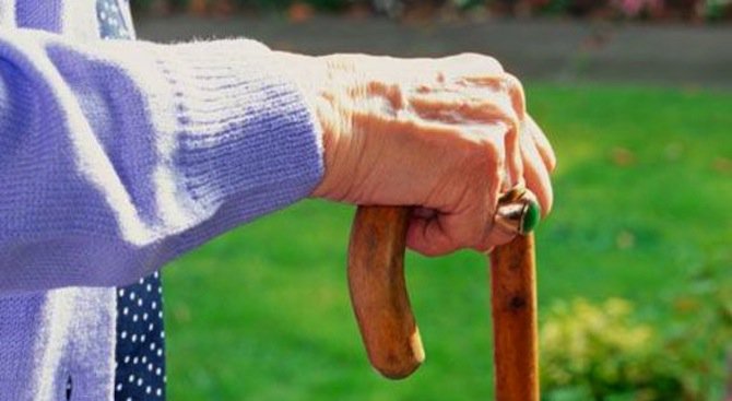 89-годишна жена наби крадец с бастуна си