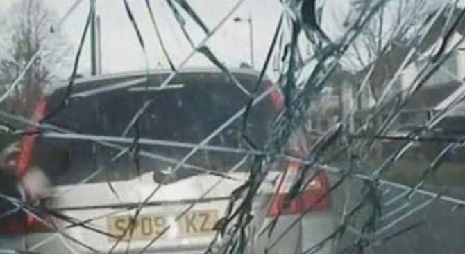 Бандити изпотрошиха полицейска кола и избягаха (видео)