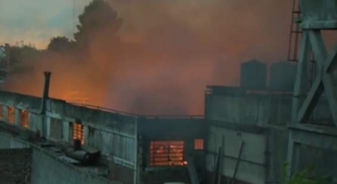 Голям пожар бушува в депо за камиони в Буенос Айрес (видео)