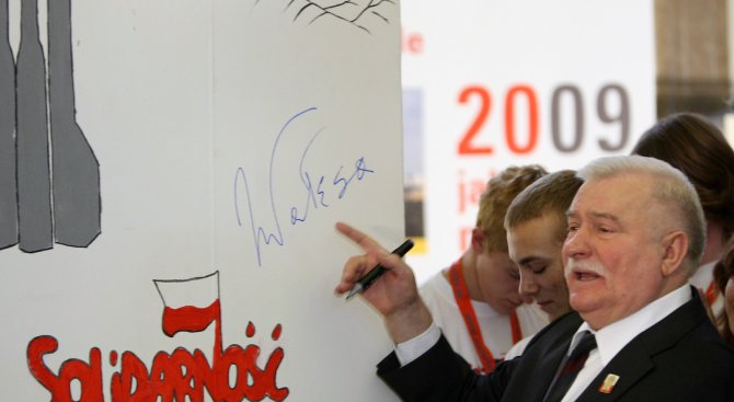 Лех Валенса: Готов съм да изляза на барикадите срещу властта в Полша