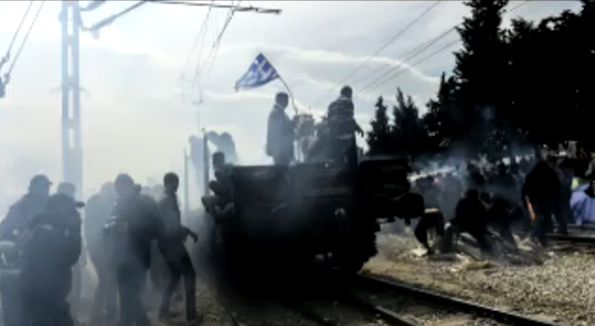Мигранти нападнаха влак и го подпалиха край Идомени
