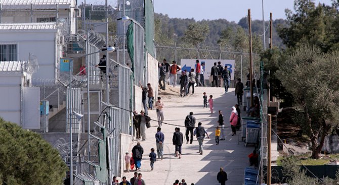 Настаняват над 10 хил. мигранти на 30 км от границата с България