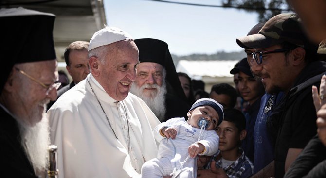 Папа Франциск отпътува от Гърция, отвеждайки със себе си в Рим 12 бежанци (видео)