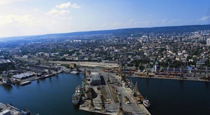 Пристанище &quot;Варна&quot; е затворено заради силен вятър