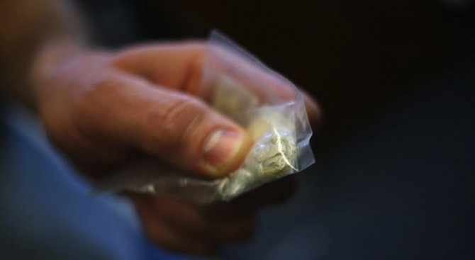 Повдигнаха обвинения на трима мъже за притежание на хероин