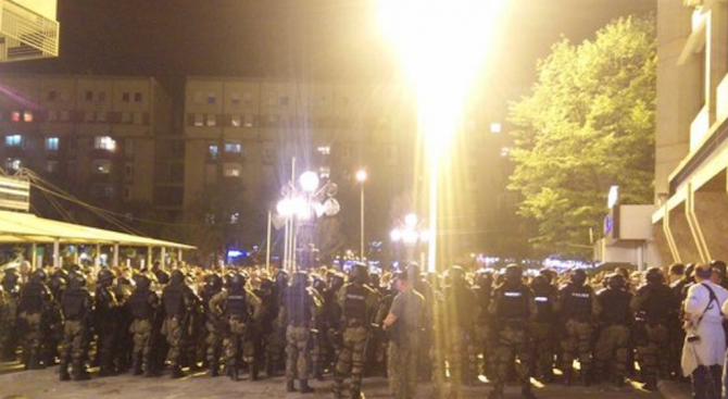 Протести избухнаха в Македония. Яйца и камъни хвърчаха по президентството в Скопие (снимнка+видео)