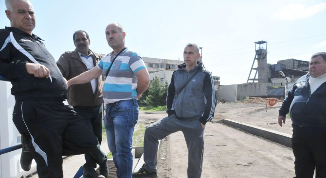 Близо 100 миньори излязоха на протест пред мина &quot;Черно море&quot;