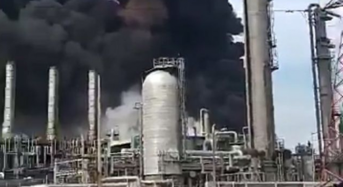 Екологична катастрофа заплашва Мексико след взрива в рафинерията