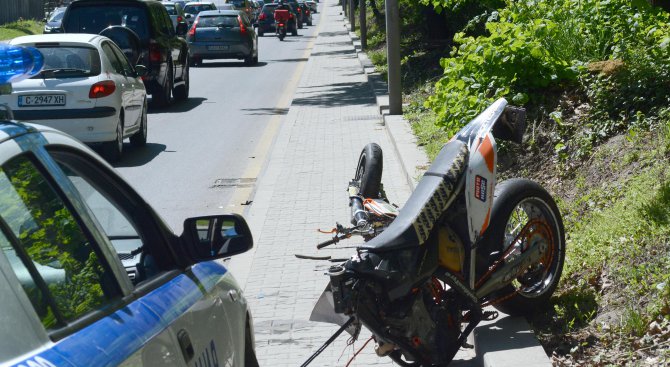 Кола и мотор катастрофираха в София (снимки)