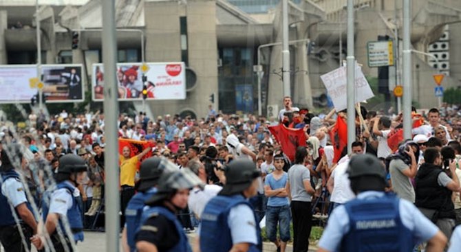 Македония разположи специални части на фона на проправителствени и опозиционни митинги (видео)