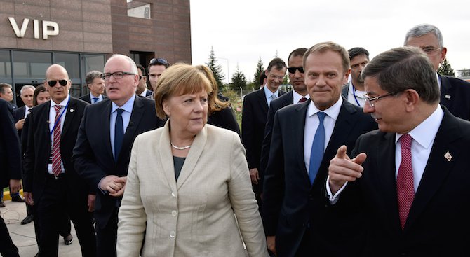 Меркел и Туск пристигнаха в Турция (видео+снимки)