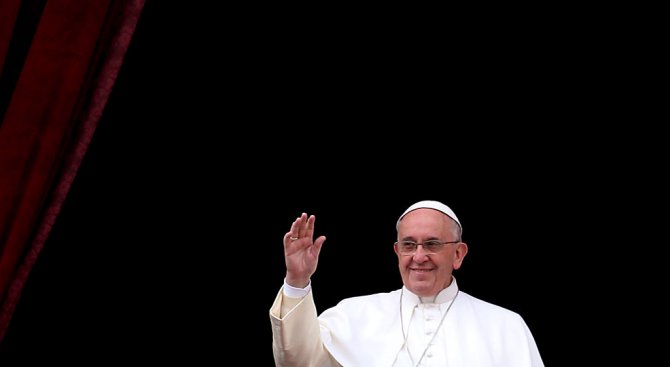 Папата към тийнейджъри: Не е нужно да следвате модата, за да сте щастливи