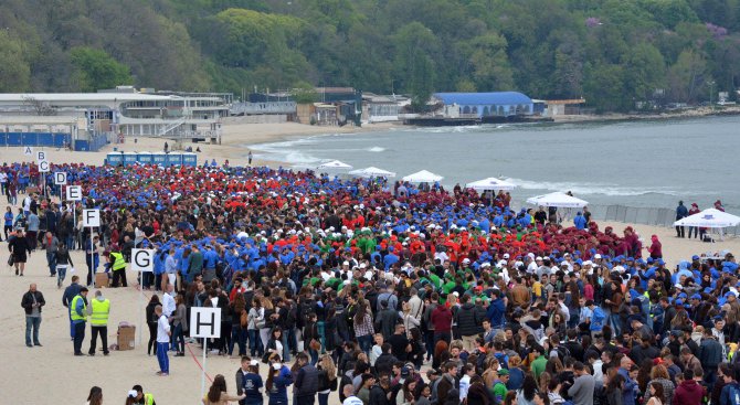 4000 души подобриха рекорд на Гинес на варненския плаж (обновена+видео+снимки)