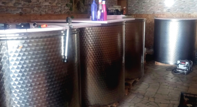 Разкриха нелегална винарна с над 10 000 литра алкохол (снимки)