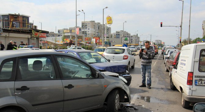 Две коли и камион се сблъскаха в София (снимки)