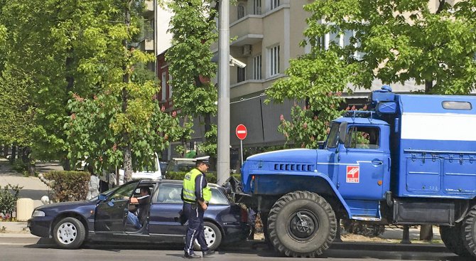 Камион на БНТ се опита да &quot;яхне&quot; кола в центъра на София (снимки)