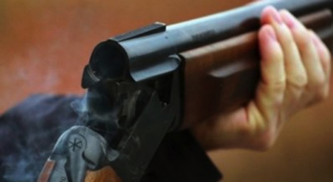 Мъж застреля с ловна пушка домашно куче