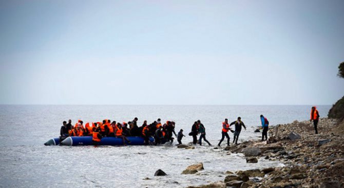 Надуваема лодка потъна край Либия, 84 души са в неизвестност