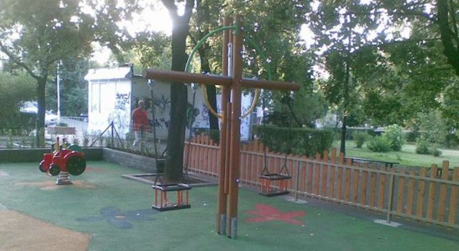 Премахнаха опасна детска площадка в Ловеч