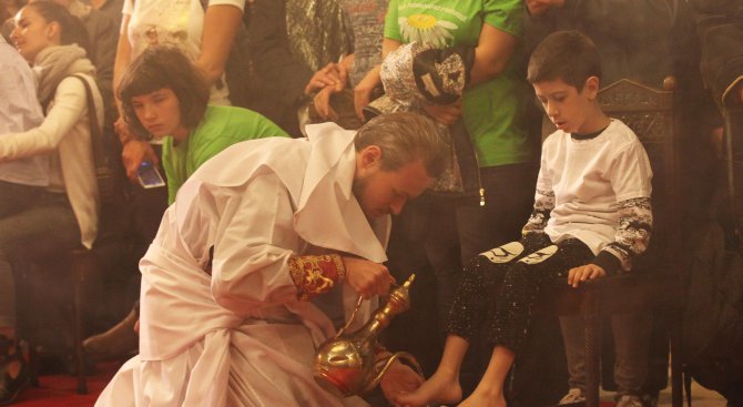 Ритуално умиха нозете на 12 деца (снимки)