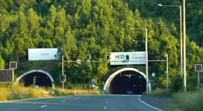 Движението в тунел „Топли дол“ ще се осъществява двупосочно в тръбата за София