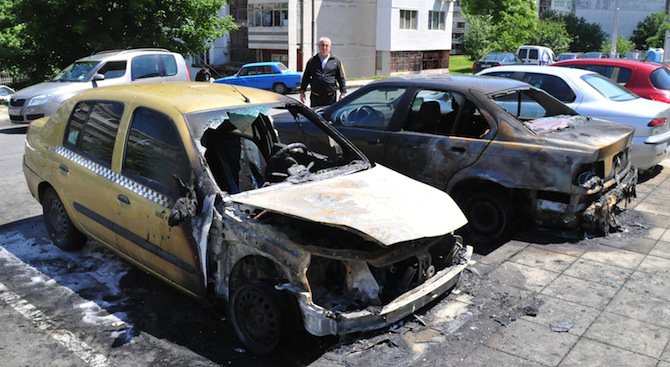 Опожариха два автомобила в Бургас (снимки)