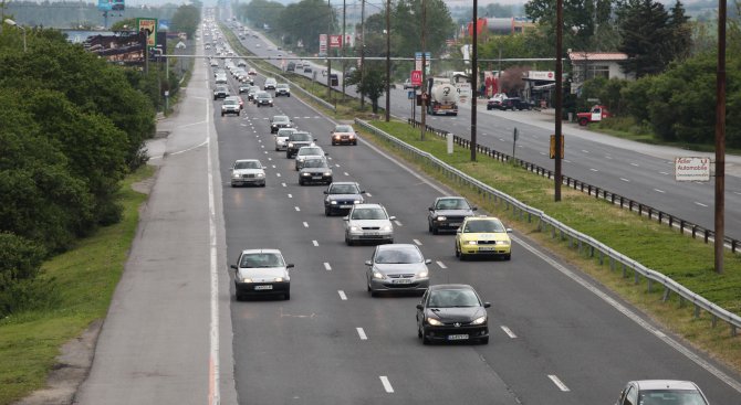 Трафикът в посока София се засилва, очакват се още 100 хиляди автомобила (снимки)