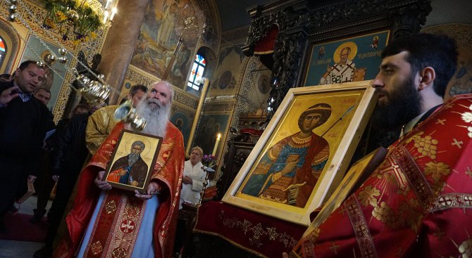 Във варненски храм осветиха икона дарение за Молдова (снимки)