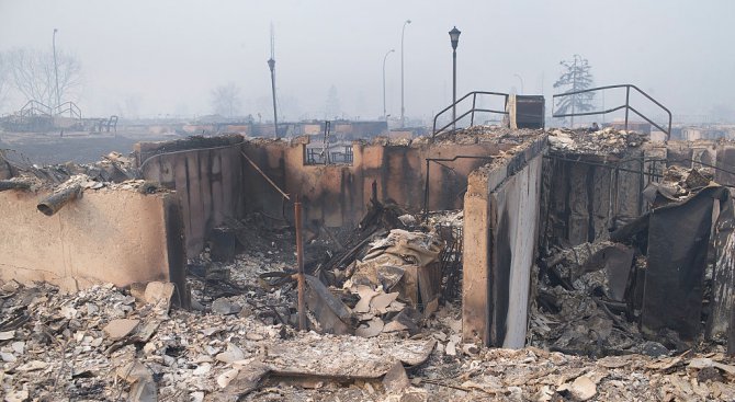 Канадският град Форт Макмъри ще се възстановява години от пожара (видео)