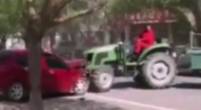 Китайски фермер мина през грешно паркирана кола