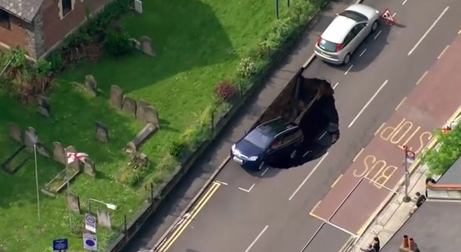Огромна дупка погълна кола в Лондон (видео)