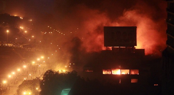Огромният пожар в центъра на Кайро е възникнал от е късо съединение (видео)