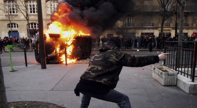 Ексцесии в Париж: Подпалиха полицейска кола със служители на реда в нея (видео)