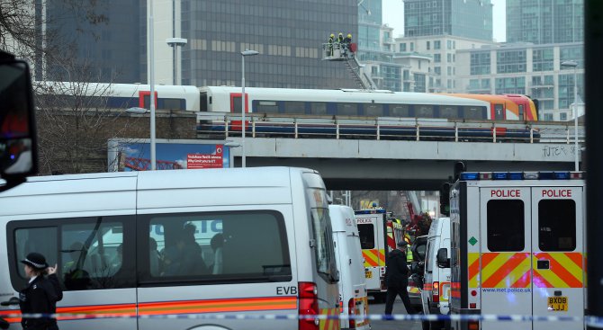 Рейс се удари в лондонска бижутерия. 17 ранени (видео)