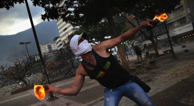 Венецуела разпръсна със сълзотворен газ протести срещу Мадуро