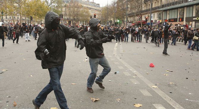 Протестиращи и полицаи се биха в Париж (видео)