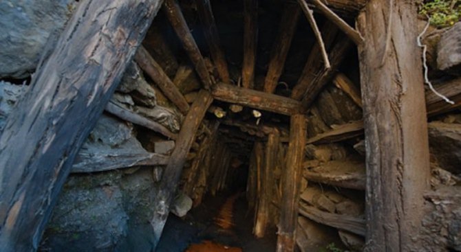 Скална маса затрупа 154 миньори в руска мина