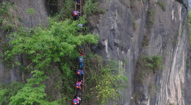 Деца рискуват живота си в планината, за да отидат на училище (видео)