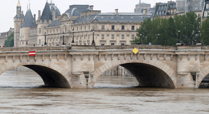 Река Сена в Париж достигна ниво от 6 метра (видео)