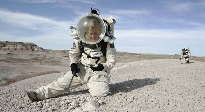 Тайнствен астронавт оглежда Марс  (снимка)