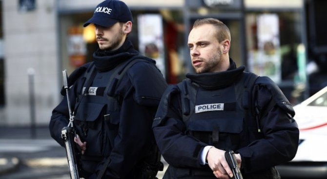 3000 допълнителни полицаи ще се грижат за охраната на Евро 2016 в Париж