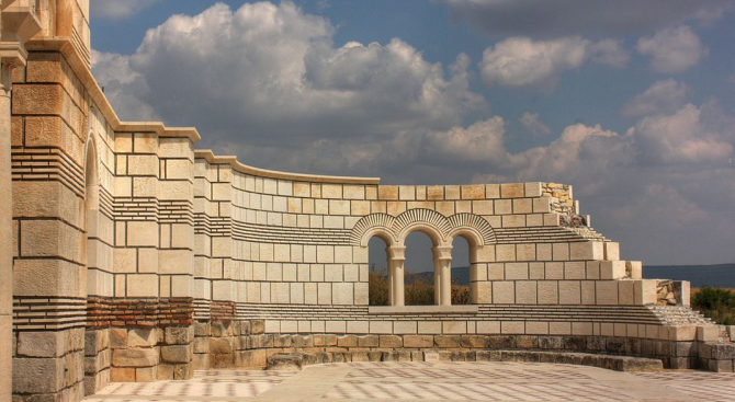 Етнически турчин дари 500 лв за Голямата базилика в Плиска