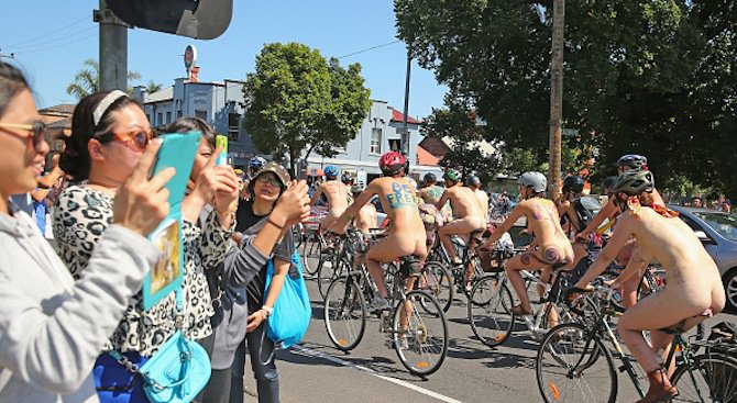 Хиляди велосипедисти се съблякоха за голо колоездене