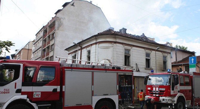 Жена загина при пожар в жилищна сграда в района на Женския пазар в София (снимки)
