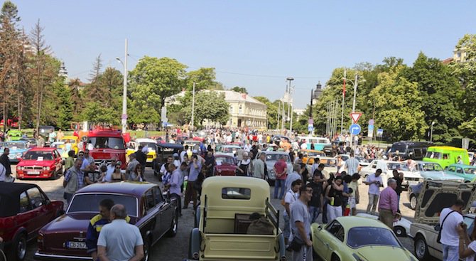 Парад на ретро автомобили в София (снимки)