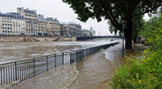 Североизточна Франция очаква бури и проливни дъждове
