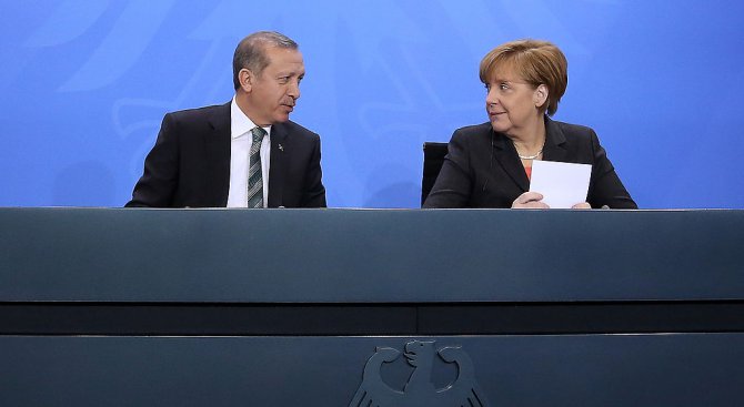 Ангела Меркел кляка пред Реджеп Ердоган за турските визи?