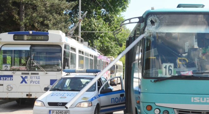 Автобус и тролей се сблъскаха в Русе, пострада кондуктор (обновена+снимки)