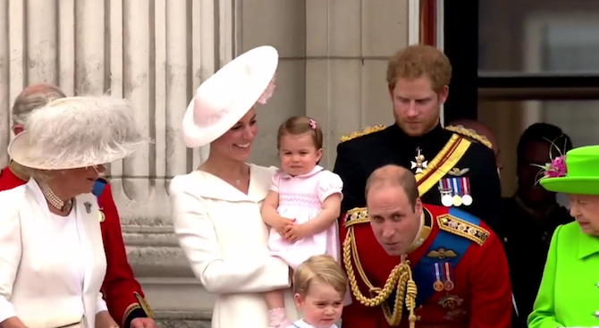 Кралица Елизабет засрами внука си Уилям (видео)